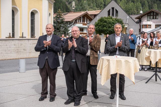 Der Seelsorgeraum Oberes Paznaun begrüßte den neuen Leiter. 
Von links nach rechts: Dekan Mag. Martin Komarek, Pfarrer P. Bernhard Speringer, Pfarrkirchenrats Obm. Stefan Lorenz aus Galtür und Pfarrkirchenrats Obm. Albrecht Pfeifer aus Mathon | Foto: west productions