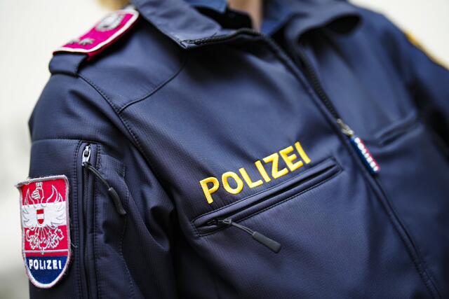 Die Polizei wurde gerufen, weil ein Ehepaar versuchte, eine Goldkette an einen Juwelier zu verkaufen. Doch die Mitarbeiterinnen und Mitarbeiter erkannten sie.  | Foto: EVA MANHART / APA / picturedesk.com 