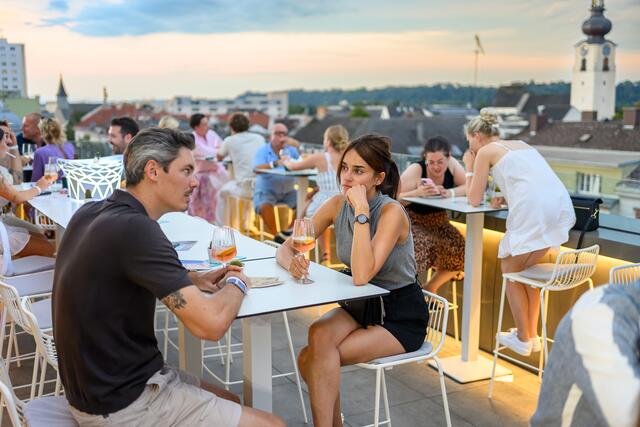 Die Welser Skybar "Dachgeflüster" schließt nach vier Wochen für heuer ihre Pforten. Viele Stammkundinnen und -kunden ließen sich das Abschlussevent nicht entgehen.  | Foto: Rene Hauser