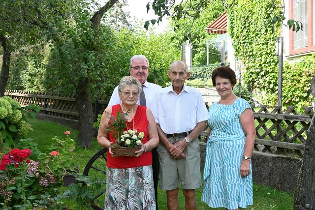  V.li.n.re.: Martha &amp; Franz Simlinger, Rudolf Simlinger (NÖ Senioren), Bgm. Ludmilla Etzenberger

  | Foto: Stadtgemeinde Gföhl