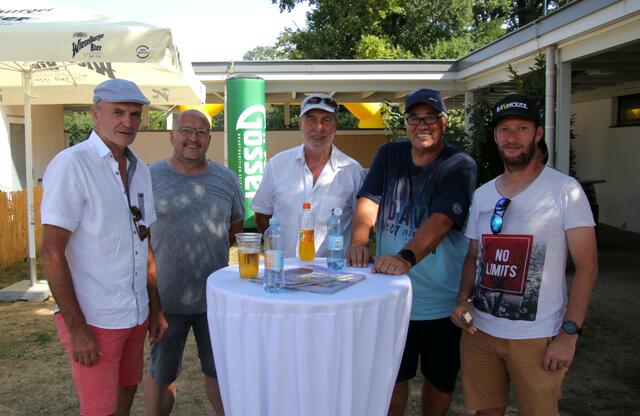 Josef Infür, Herbert Pendl, Günter Schul, Helmut Wunderl und Roland Kainz sind große Tennisfans. | Foto: Christian Nowotny