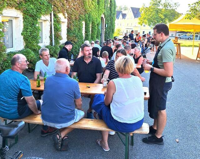 Bürgermeister Roman Kosta und sein Team sorgten für das leibliche Wohl bei den Gästen aus Klein Erla. | Foto: Fritz Auinger