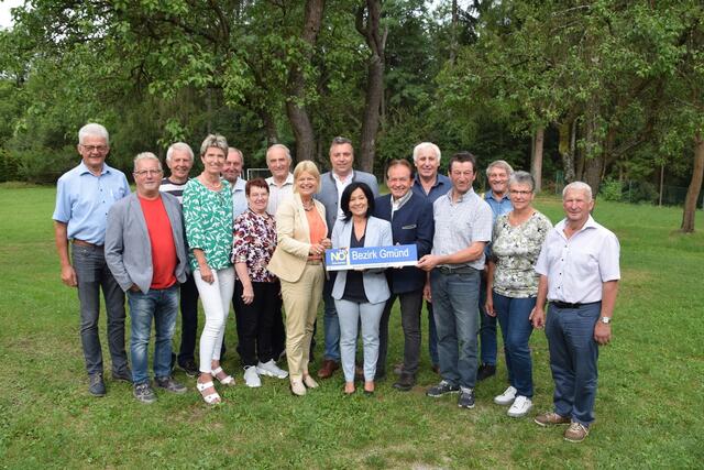 Verteidigungsministerin Klaudia Tanner mit dem Vorstand der NÖ Senioren im Bezirk Gmünd beim Besuch in Waldenstein. | Foto: Volkspartei Niederösterreich