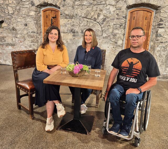 Moderatorin Barbara Stöckel (Mitte) mit Schauspielerin Ronja Forcher (li.) und dem Rollstuhlfahrer Urban Oberthanner (re.). | Foto: RollOn Austria