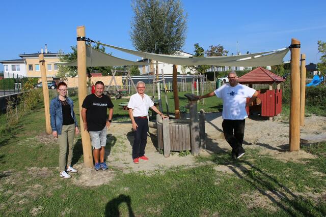 Marlene Weintritt (Bauamt), Franz Gutdeutsch (Bauhofleiter), Bürgermeister Gerhard Weil und Stadtrat Dieter Kuscher beim Sonnensegel in Wilfleinsdorf | Foto: Stadt Bruck/Leitha