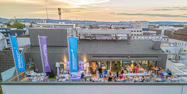 Die Welser Skybar "Dachgeflüster" schließt nach vier Wochen für heuer ihre Pforten. Viele Stammkundinnen und -kunden ließen sich das Abschlussevent nicht entgehen.  | Foto: Rene Hauser