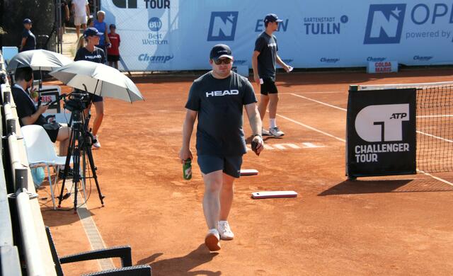 Die Linienrichter schreiten zur Arbeit. | Foto: Christian Nowotny