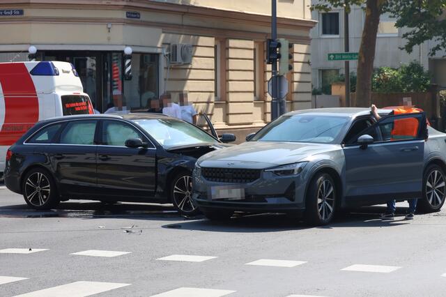Auf der Kreuzung in der Doktor-Groß-Straße rammte ein schwarzer Audi-Kombi die Seite eines Pkw der Marke Polarstar, während Wartungsarbeiten an der Ampel stattfanden. | Foto: laumat.at