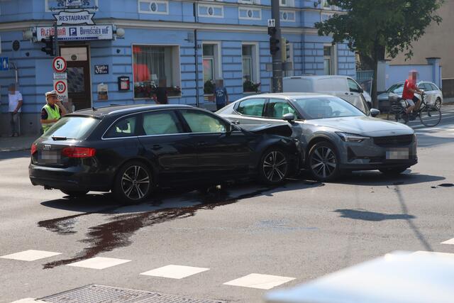 Auf der Kreuzung in der Doktor-Groß-Straße rammte ein schwarzer Audi-Kombi die Seite eines Pkw der Marke Polarstar, während Wartungsarbeiten an der Ampel stattfanden. | Foto: laumat.at
