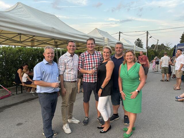 Stadtrat Leopold Spitzbart, Bürgermeister Christoph Kaufmann, Stadtrat Flo Havel, Gemeinderätin Lisa Heigl-Rajchl, Ortsvorsteher Martin Trat und Vizebürgermeisterin Maria T. Eder.  | Foto: Volkspartei Weidlingtal