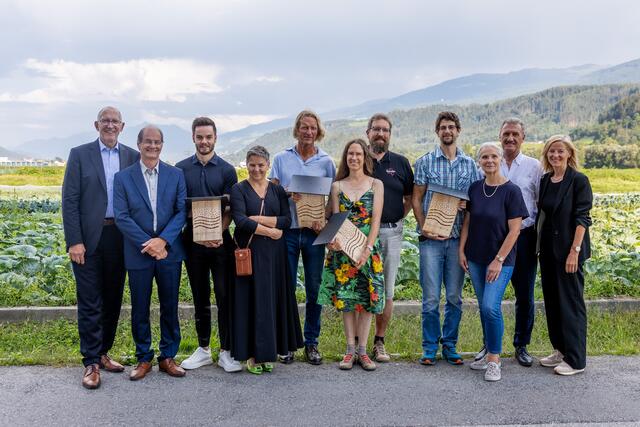 v.l.n.r.: Reinhard Mayr, Vorstandsvorsitzender der RLB Tirol und Sprecher der Raiffeisen-Bankengruppe Tirol, Peter Kathrein, Geschäftsleiter der Raiffeisenbank Serfaus-Fiss-Ried, Max und Heike Rietzler vom Gartenhotel Linde in Ried i. O., Thomas Berti, Lehrer und ÖKOLOG-Koordinator am Innsbrucker Reithmanngymnasium, Corinna und Martin Sonderegger aus Angath, Florian Jeram-Kofler, Lea Ventura und Bürgermeister Rudolf Puecher aus Brixlegg, Christine Hofer, #beeraiffeisen-Projektleiterin und Geschäftsführerin der Raiffeisen Werbung Tirol | Foto: Raiffeisen Tirol/ Victor Klein