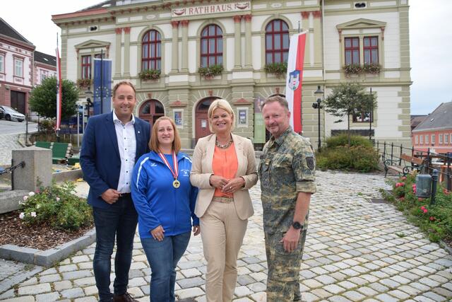 Bürgermeister Patrick Layr, Staatsmeisterin Yvonne Möslinger, Bundesministerin Klaudia Tanner und Kasernenkommandant Reinhard Bachner (v. l.). | Foto: Volkspartei Niederösterreich