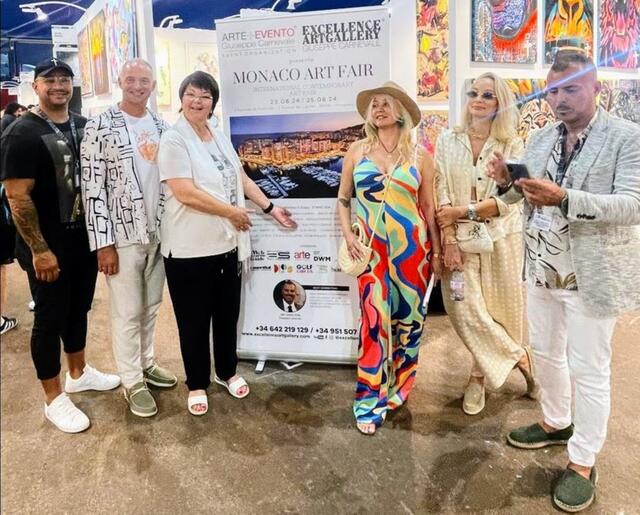 Cäcilia Schlapper (3. v. li.) bei der Kunstmesse. | Foto: Schlapper