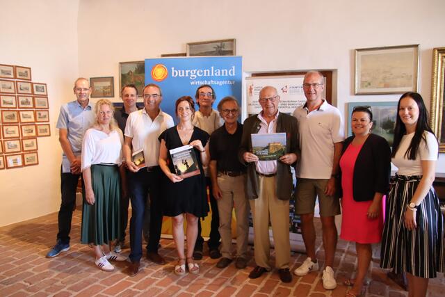 Mitglieder des Schlösserstraßen-Verbandes nach ihrer Sitzung auf Burg Güssing. | Foto: Martin Wurglits