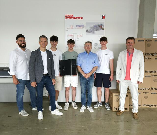 Ing. Markus Lauermann, BSc, Engineering Baumit,
Ing. Helmut Hackl, Chief Technology Officer (CTO) Baumit, Benedikt Karpf, Schüler, Moritz Steiner, Schüler, DI Horst Eisinger, Abteilungsvorstand Maschinenbau HTL Wiener Neustadt, David Stocker, Schüler, DI Martin Lang, Direktor HTL Wiener Neustadt.



 | Foto: Baumit
