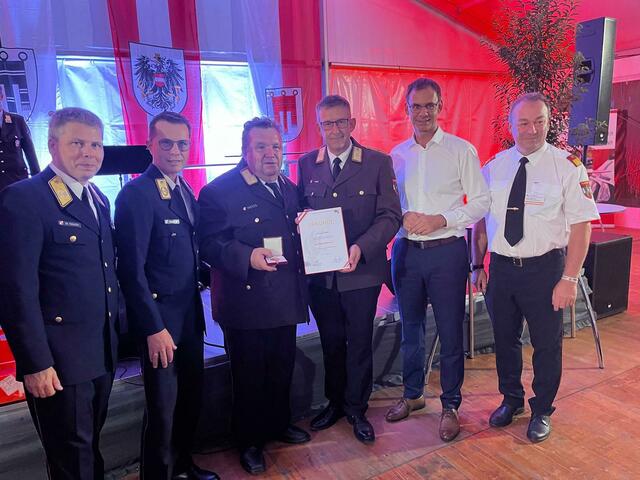 Bezirksfeuerwehrkommandant LFR Anton Weiss erhält die höchste Auszeichnung des ÖBFV.
FVPräs BD Mario Rauch (Wien), FVPräs Rudolf Robin (Kärnten), LFR Anton Weiss, FPräs Robert Mayer, Landeshauptmann Markus Wallner (Vorarlberg) und Bundesbewerbsleiter BR Hannes Niedermayr (v.l.) | Foto: Christian Teis