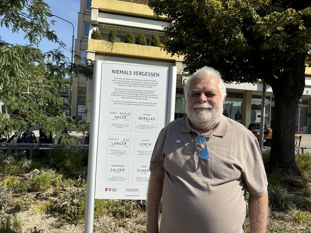 Stv. Obmann Robert Patocka vom Verein "Steine der Erinnerung" vor einer Gedenktafel. | Foto: Rosa Besler/meinbezirk