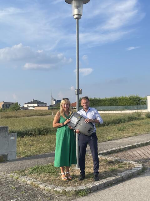 Vizebürgermeisterin Karin Vukman-Artner und Bürgermeister Ivan Grujic sind vom neuartigen Beleuchtungssystem überzeugt.  | Foto: Ivan Grujic