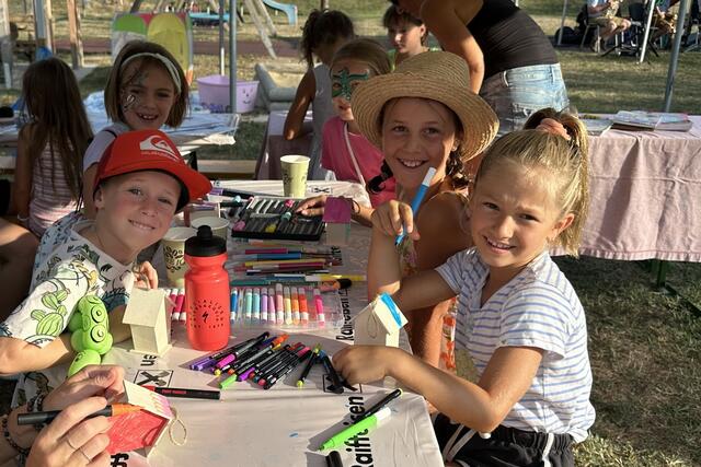 Liam, Luisa, Nahla und Mila beim Anmalen der kleinen Vogelhäuschen | Foto: ÖVP Marz