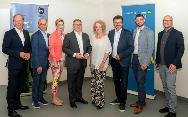 Dr. Andreas Reifschneider (Geschäftsführer Gesundheit Waldviertel GmbH), Mag. Franz
Huber (Kaufmännischer Direktor LK Horn-Allentsteig), Mag. (FH) Susanne Gröschel (Leiterin
Abteilung Strategie und Qualität Pflege NÖ LGA), Landesrat Ludwig Schleritzko, Landesrätin
Christiane Teschl-Hofmeister, Mag. Gerhard Lentschig (Bürgermeister Stadtgemeinde Horn),
Ing. Dominik Trappl (Leiter Haus- und Medizintechnik LK Horn), Mag. Michael Röck, BSc, MSc
(Studiengangleiter in Horn der imc FH Krems)
 | Foto: Emil Jovanov Photography