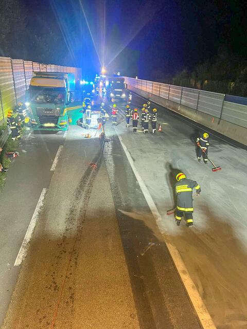 Mitten in der Nacht von Montag auf Dienstag mussten die Feuerwehrleute die Autobahn vom ausgelaufenen Diesel befreien. | Foto: Innerlohninger/Weber