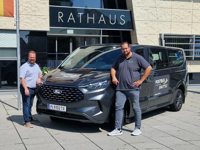 Bürgermeister Christoph Artner mit Post Shuttle Partner Marcus Zupanac von Taxi Traismauer | Foto: Erber