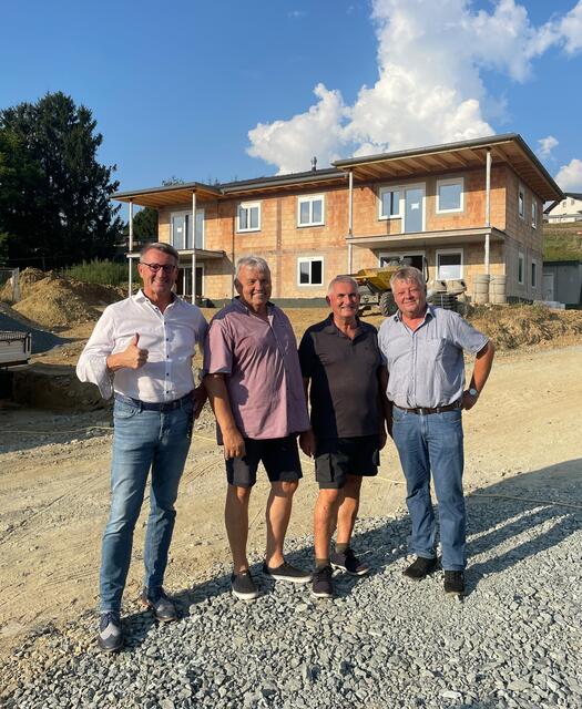 Erfolgreicher Baufortschritt: OSG-Geschäftsführer Alfred Kollar, Vizebürgermeister Ernst Pratl, Bürgermeister Johann Kremnitzer und Bauleiter Andreas Fressner | Foto: OSG