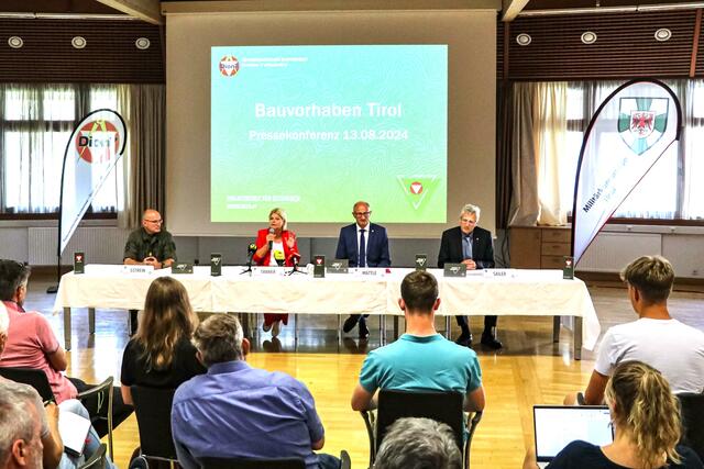 Militärkommandant Gstrein, Verteidigungsministerin Tanner, LH Mattle und Immobiliendirektor Sailer (v. li.) sprachen über millionenschwere Investitionen in das Bundesheer und damit auch in die Sicherheit in Tirol. | Foto: BMLV/Hansjörg Raggl