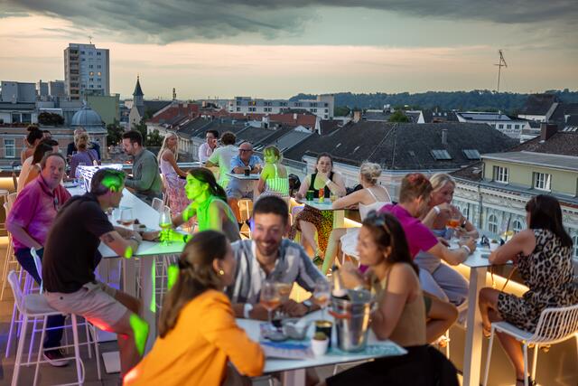 Noch einmal den einzigartigen Ausblick über die Dächer von Wels genießen: Die Sommer-Skybar "Dachgeflüster" geht schon jetzt in die Winterplause. | Foto: Rene Hauser