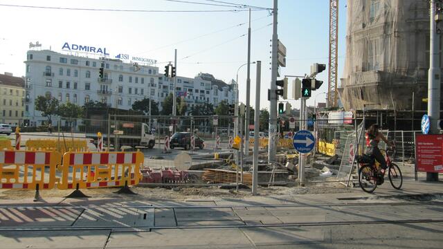 Die Baustellen auf der Äußere Mariahilfer Straße machen den Verkehrsteilnehmern und den Geschäftsleuten zu schaffen.  | Foto: Patricia Hillinger/MeinBezirk