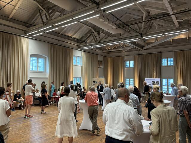 Viele SalzburgerInnen zog es gestrigen Mittwochabend zum Anrainerdialog, bei dem Lukas Crepaz, kaufmännischer Direktor der Salzburger Festspiele, über die kommenden Bauphasen berichtete und für Fragen bereitstand. | Foto: Schrofner