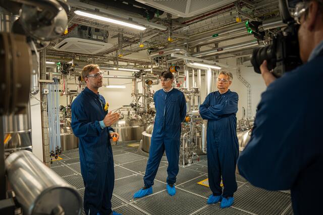 Vizekanzler Werner Kogler (re.) beim Betriebsbesuch von Novartis in Schaftenau (Langkampfen).  | Foto: BMKÖS/Fritz