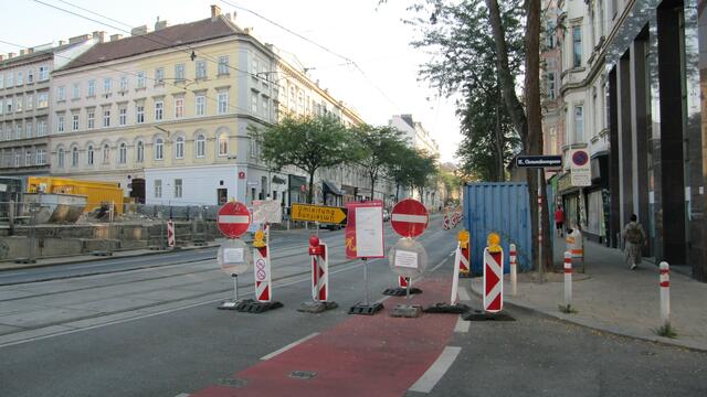 Autos werden auf die Clementinengasse umgeleitet.  | Foto: Patricia Hillinger/MeinBezirk