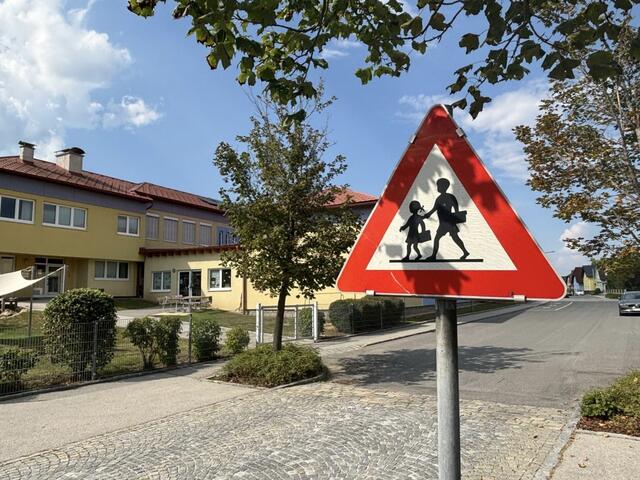 Verkehrszeichen "Achtung Kinder" bei der Volksschule Gmünd. | Foto: MeinBezirk