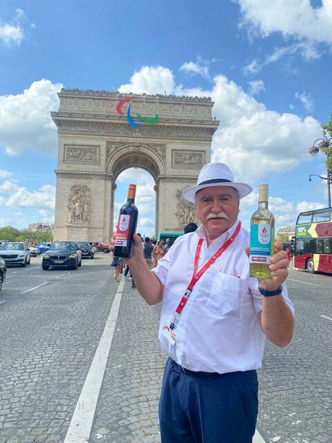 Willi Opitz trumpfte unter dem Triumphbogen in Paris mit Illmitzer Wein auf. | Foto: Willi Opitz