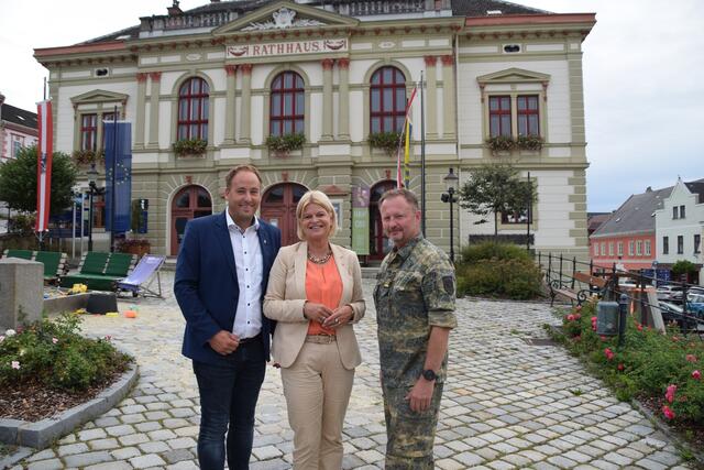 Die gemeinsame Stärkung des Garnisonsstandortes Weitra ist ein gemeinsames Anliegen von Verteidigungsministerin Klaudia Tanner, Bürgermeister Patrick Layr und Kasernenkommandant Oberst Reinhard Bachner.
| Foto: Volkspartei Niederösterreich