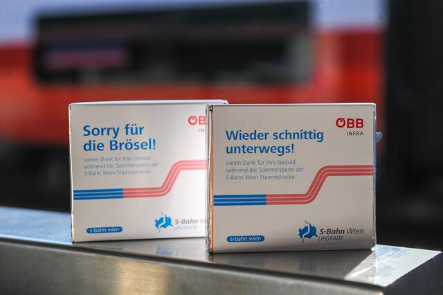 Jeweils in den Morgen- und Abendspitzen werden an mehreren Bahnhöfen auf der Strecke Meidling bis Floridsdorf die bekannten Haselnusswaffeln verteilt, jedoch mit lustigen Botschaften. | Foto: ÖBB, Zenger