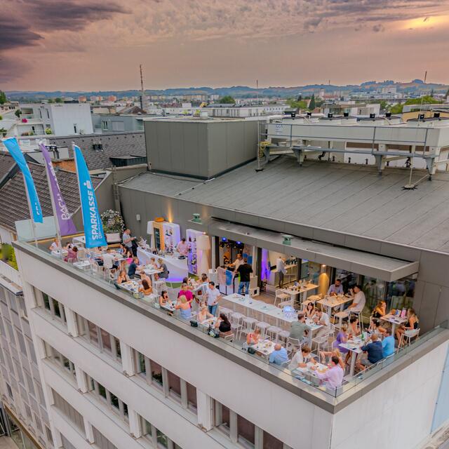Die Welser Skybar "Dachgeflüster" schließt nach vier Wochen für heuer ihre Pforten. Viele Stammkundinnen und -kunden ließen sich das Abschlussevent nicht entgehen.  | Foto: Rene Hauser