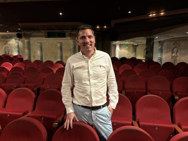 Alexander Krammer, Geschäftsführer des Mozartkinos im Kaiviertel, blickt der Zukunft optimistisch entgegen, "wir werden wie immer kämpfen müssen, aber das Mozartkino wird es auch in den kommenden Jahren geben." | Foto: Schrofner