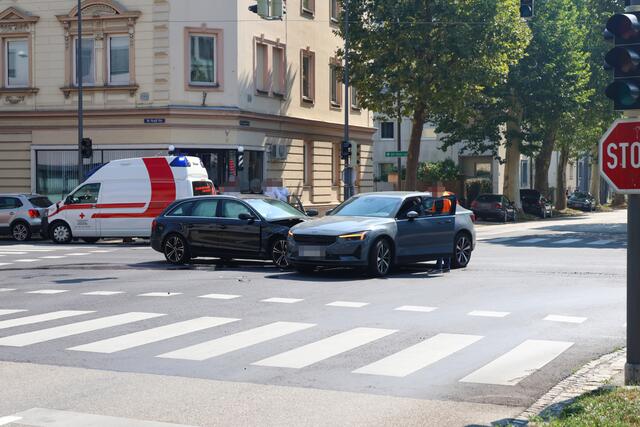 Auf der Kreuzung in der Doktor-Groß-Straße rammte ein schwarzer Audi-Kombi die Seite eines Pkw der Marke Polarstar, während Wartungsarbeiten an der Ampel stattfanden. | Foto: laumat.at