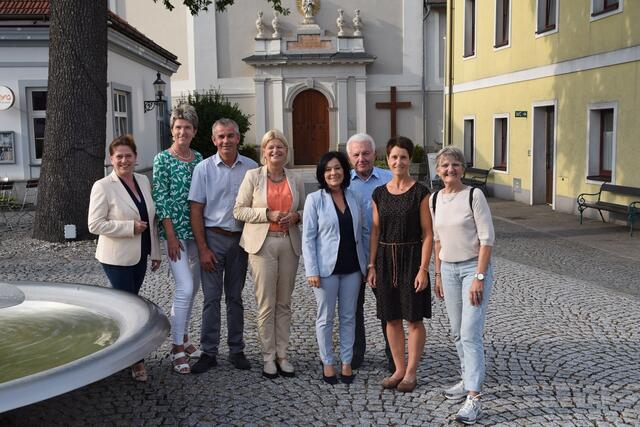 Wirtschaftskammer-Obfrau Doris Schreiber, Nationalrätin Martina Diesner-Wais, Bürgermeister Manfred Zeilinger, Verteidigungsministerin Klaudia Tanner, Bundesrätin Margit Göll, Bgm. a.D. Friedrich Ledermüller, geschäftsführende Gemeinderätin Sandra Preisinger, Gemeinderätin Luzia Mrass (v. l.). | Foto: Volkspartei Niederösterreich