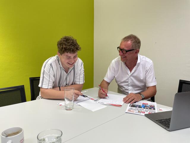 Redaktionssitzung: Redaktionsleiter Franz Staudinger im Gespräch mit Lehrlingsredakteur Lukas Haas von der TCG Unitech. | Foto: Weymayer