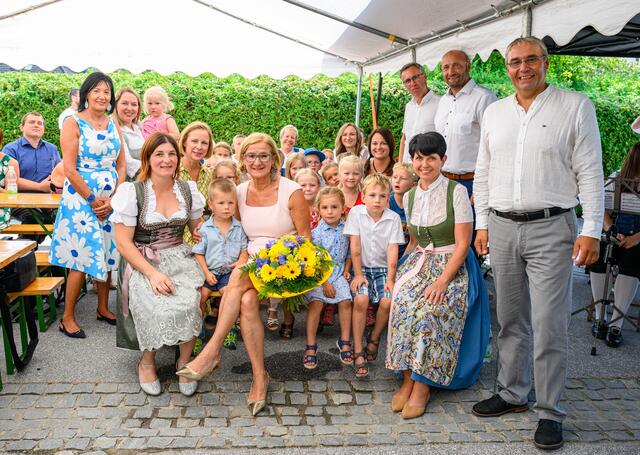 Viel Spaß hatten Landeshauptfrau Johanna Mikl-Leitner und die Kinder bei der Eröffnung der neuen Tagesbetreuungseinrichtung in Pöggstall: Kindergarteninspektorin Gabriele Holzer, Abgeordnete Silke Dammerer, Tagesbetreuungsleiterin Maria Lechner, Bezirkshauptfrau Daniela Obleser, Landeshauptfrau Johanna Mikl-Leitner, Nationalrat Georg Strasser,  Kindergartenleiterin Brigitte Spindelberger, Vizebürgermeister Martin Ballwein und Bürgermeister Helmut Hahn | Foto: NLK Burchhart