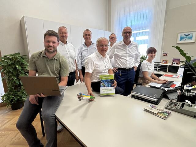 Freuen sich auf flächendeckendes blitzschnelles Internet im ganzen Gemeindegebiet: Josef Ober (M.) und Philipp Huemer (l.) u.a. mit Thomas Sokol von Magenta Telekom (2.v.l.), Ingo Lorenzoni (3.v.l.) und Robert Spuller (2.v.r.)  | Foto: MeinBezirk