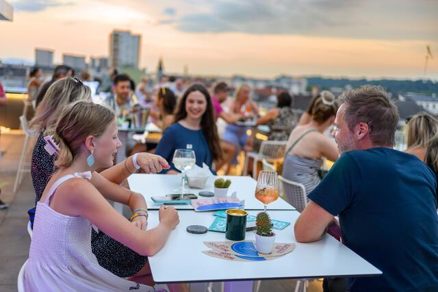 Die Welser Skybar "Dachgeflüster" schließt nach vier Wochen für heuer ihre Pforten. Viele Stammkundinnen und -kunden ließen sich das Abschlussevent nicht entgehen.  | Foto: Rene Hauser