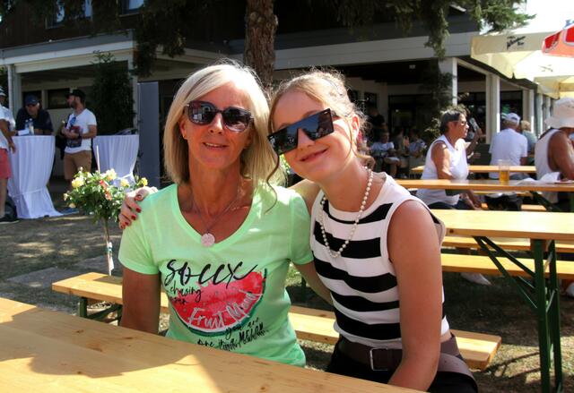 Renate und Larissa Reisenauer sind große Joel Schwärzler Fans. | Foto: Christian Nowotny