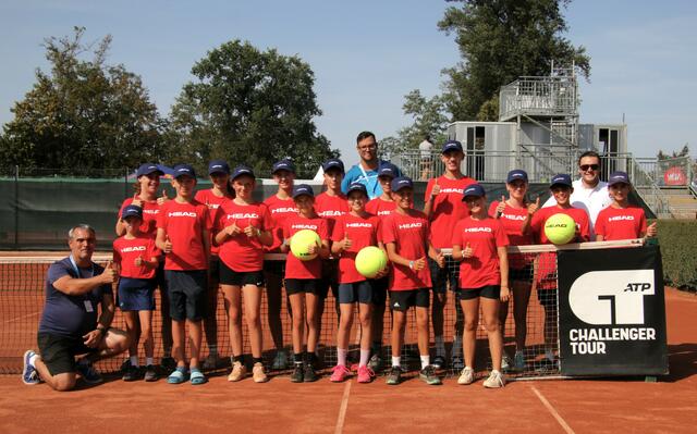 Die Ballmädchen und Balljungen die großartige Arbeit bei der großen Hitze leisten. | Foto: Christian Nowotny