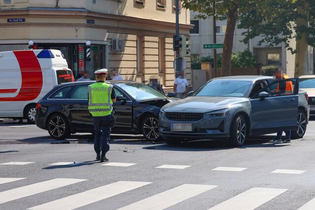 Auf der Kreuzung in der Doktor-Groß-Straße rammte ein schwarzer Audi-Kombi die Seite eines Pkw der Marke Polarstar, während Wartungsarbeiten an der Ampel stattfanden. | Foto: laumat.at