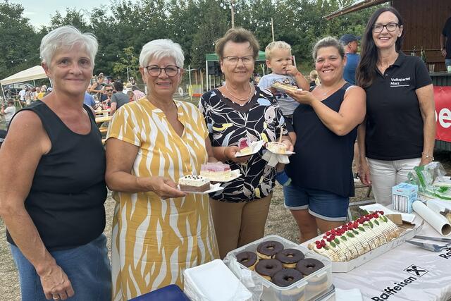 Maria Strodl, Maria Giefing, Monika Herowitsch, Katrin Grath mit dem kleinen Leo und Gitti Dengg beim Kuchenbuffet. | Foto: ÖVP Marz