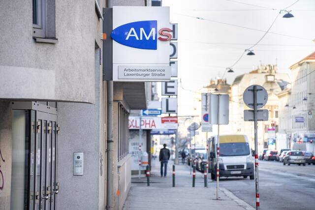 Die Arbeitslosenzahlen sind im August im Vergleich zum Vorjahr deutlich gestiegen - auch in Wien. | Foto: Tobias Steinmaurer / picturedesk.com